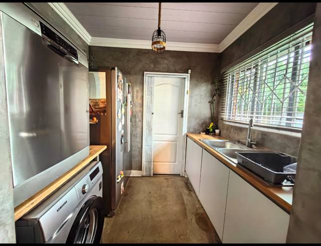 5 BEDROOM HOUSE FOR SALE IN VAALPARK